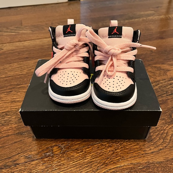 Baby Jordan sneakers - Picture 3 of 4